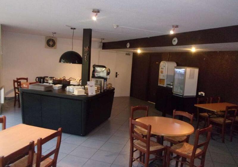 فندق Kyriad Chantilly