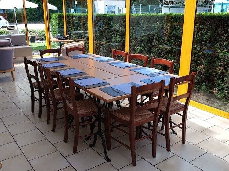 فندق Kyriad Chantilly