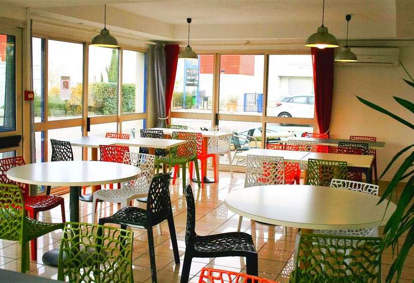 Отель Kyriad Direct Arles