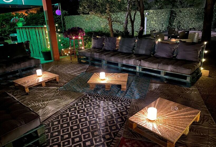 Отель Kyriad Aéroport Marseille