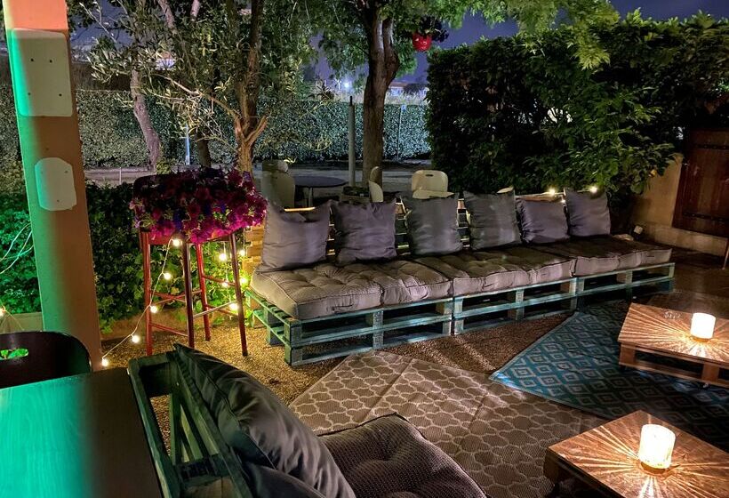 Отель Kyriad Aéroport Marseille