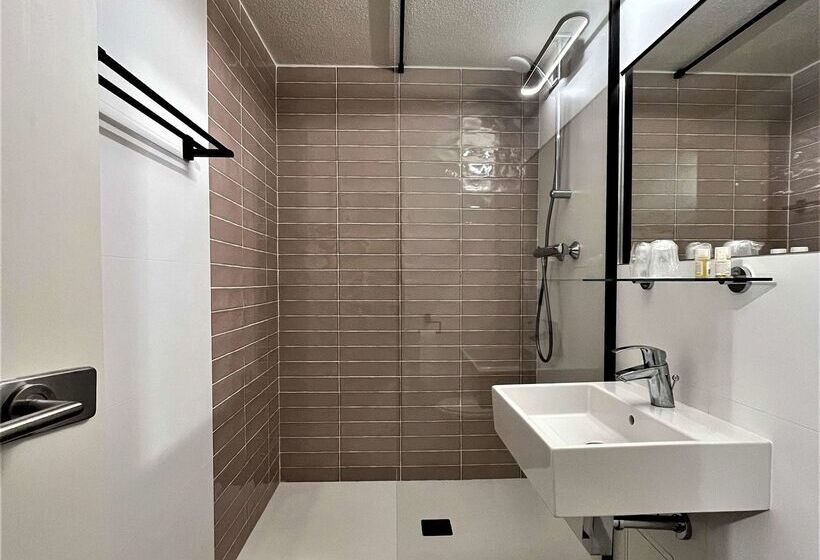 Отель Kyriad Aéroport Marseille