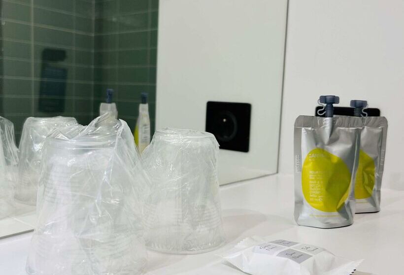 Отель Kyriad Aéroport Marseille