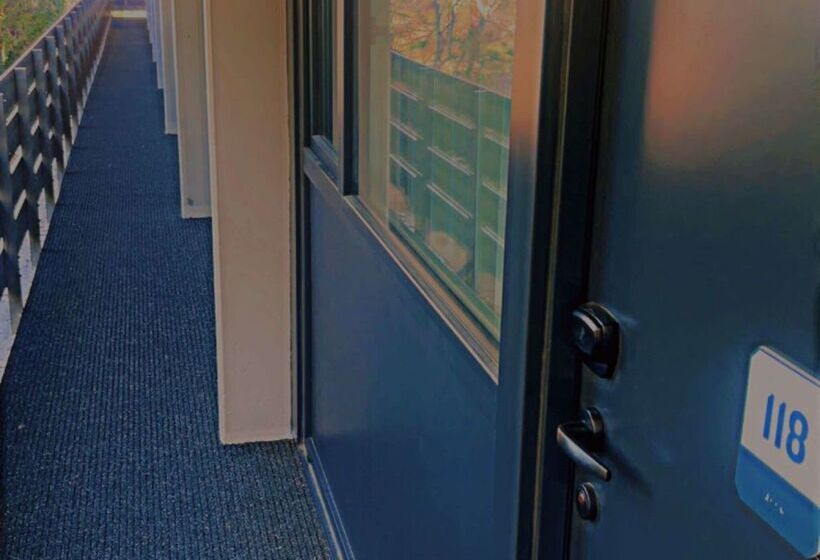 Отель Kyriad Aéroport Marseille