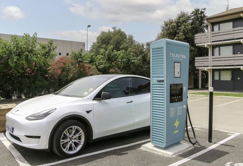 Отель Kyriad Aéroport Marseille