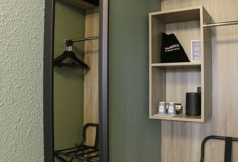 Отель Kyriad Aéroport Marseille