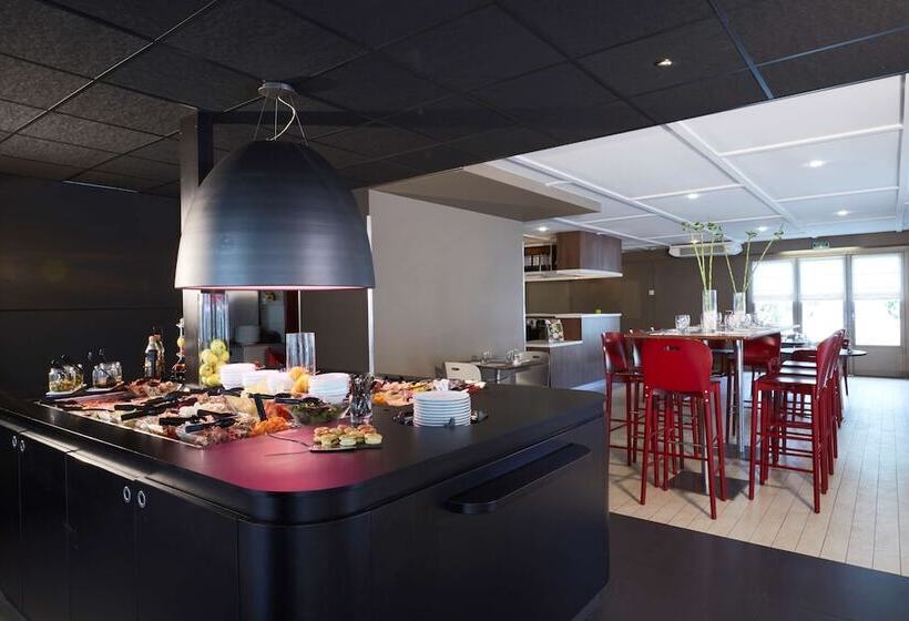 Отель Kyriad Aéroport Marseille