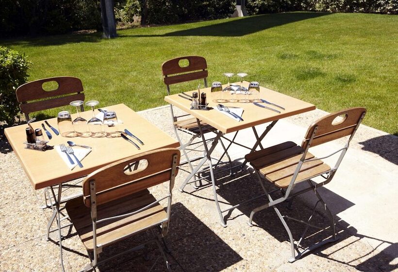 Отель Kyriad Aéroport Marseille