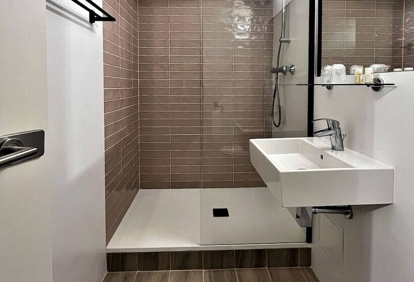 Отель Kyriad Aéroport Marseille