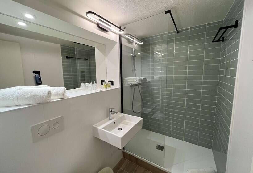 Отель Kyriad Aéroport Marseille