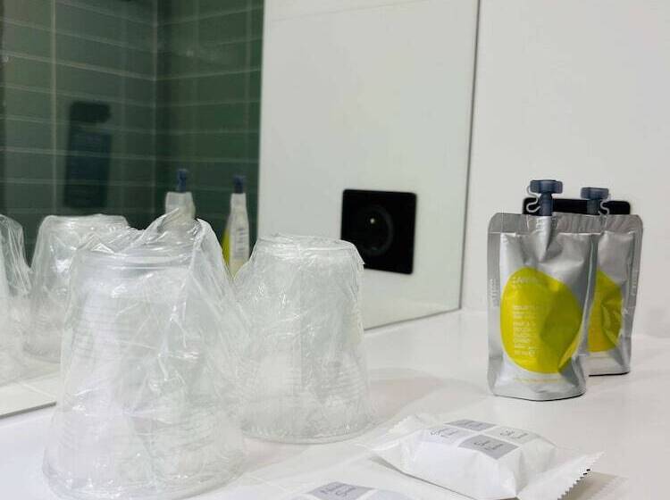 Отель Kyriad Aéroport Marseille