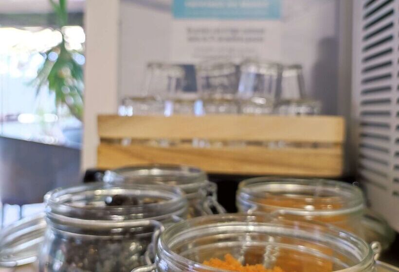 ホテル Kyriad Tarbes Odos