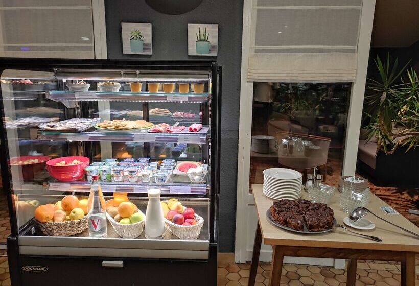 ホテル Kyriad Tarbes Odos