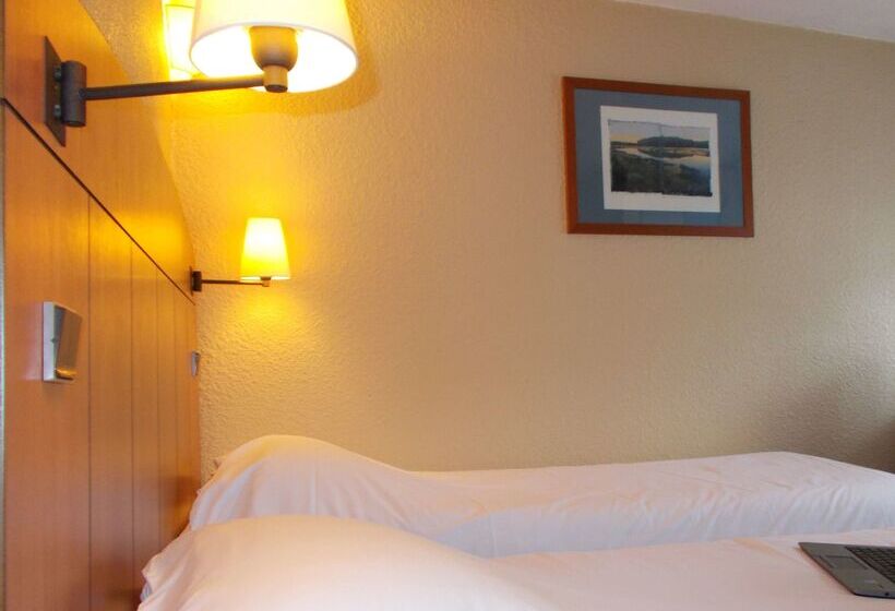 ホテル Kyriad Tarbes Odos