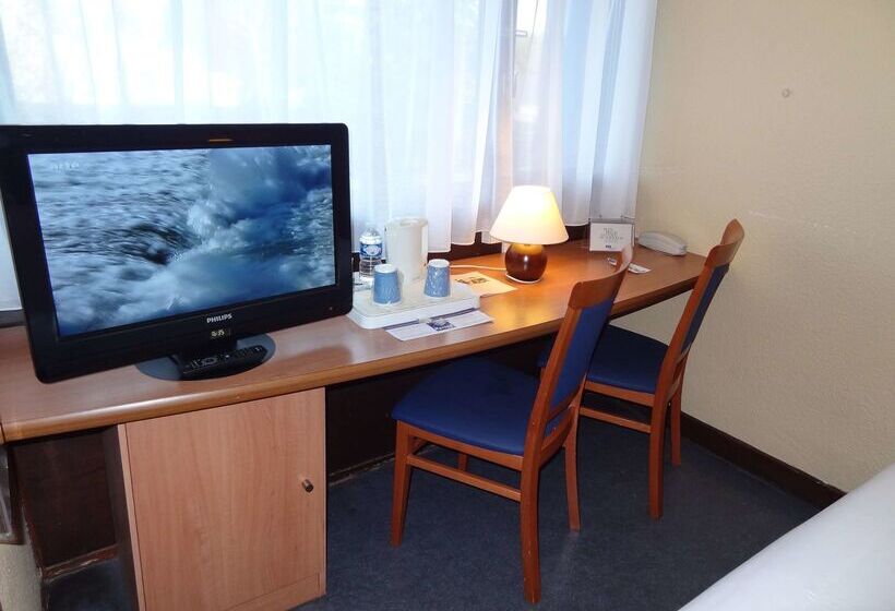 ホテル Kyriad Tarbes Odos