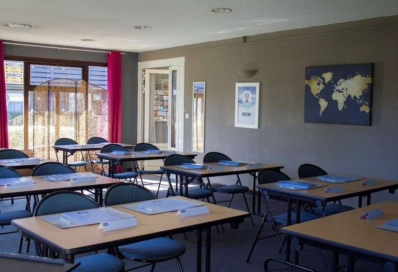 ホテル Kyriad Tarbes Odos