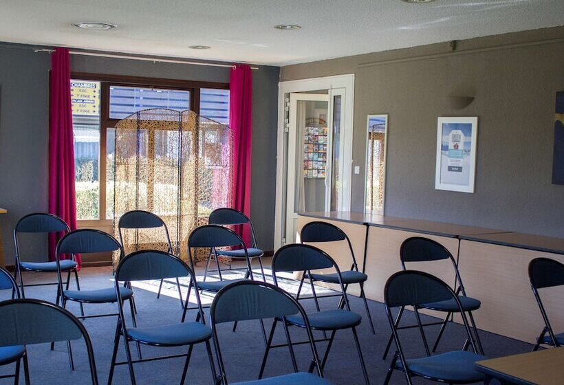 ホテル Kyriad Tarbes Odos