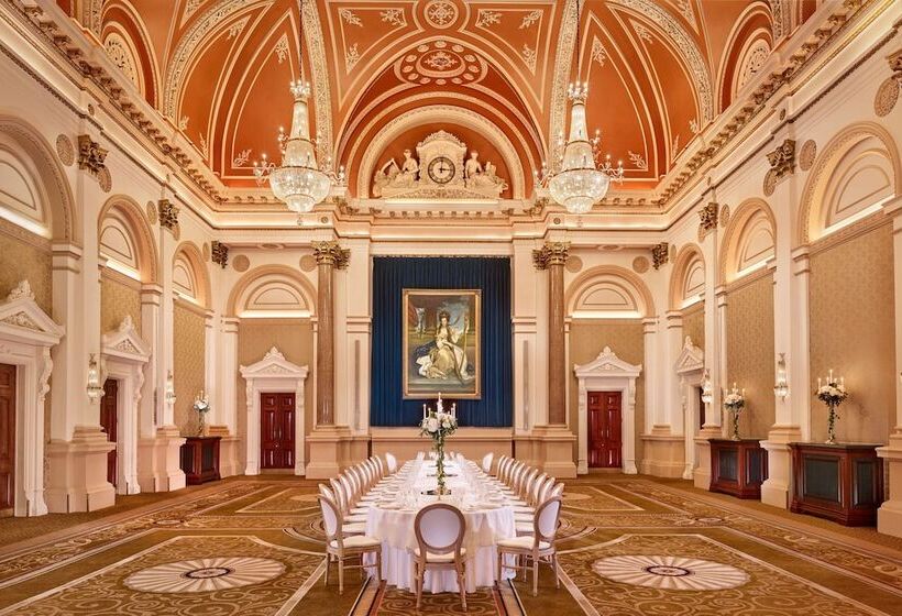 The College Green Dublin Hotel, Autograph Collection