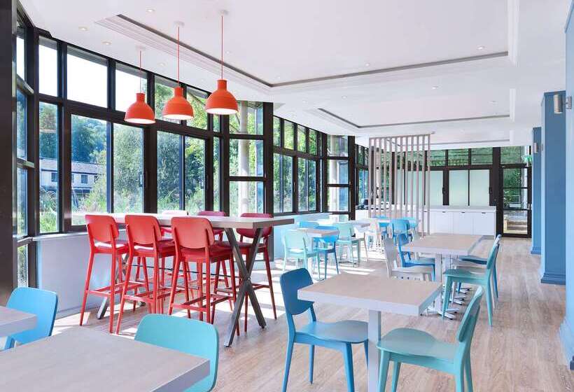 Отель Travelodge Bath Waterside