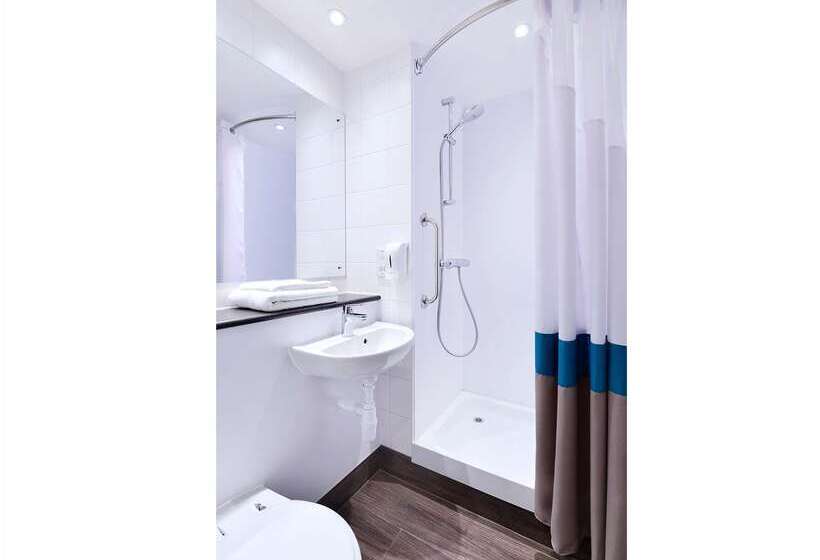 Отель Travelodge Bath Waterside