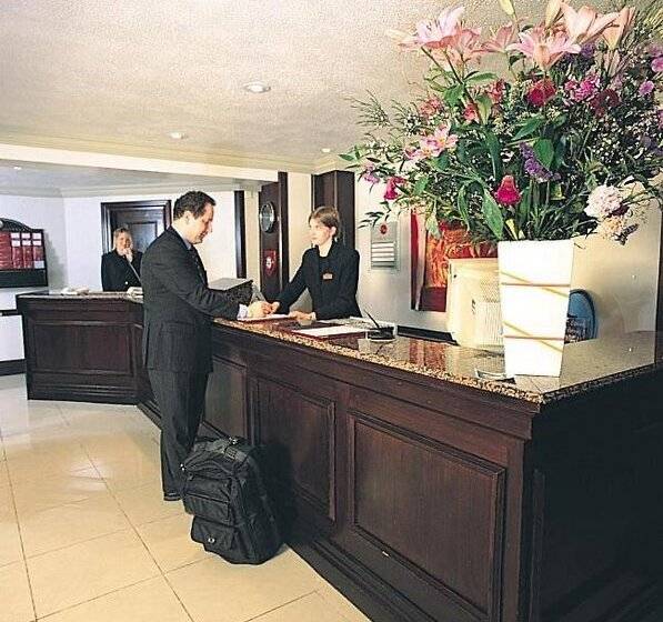 Отель Travelodge Bath Waterside