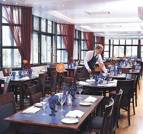 Отель Travelodge Bath Waterside