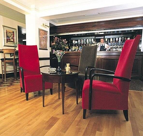 Отель Travelodge Bath Waterside