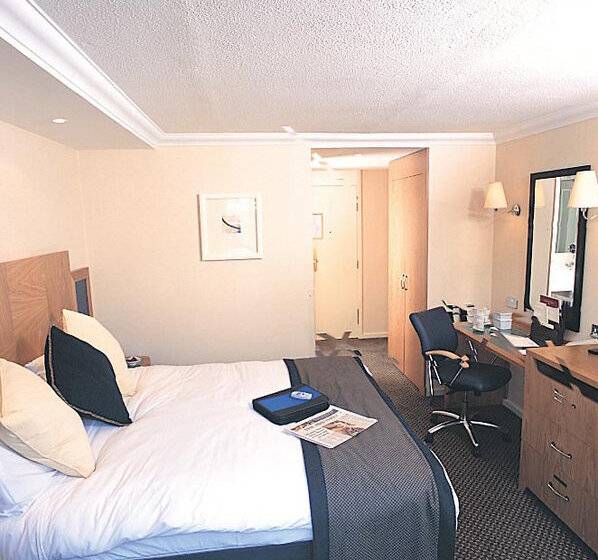 Отель Travelodge Bath Waterside