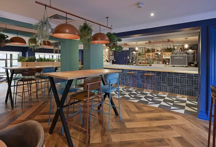 Отель Travelodge Bath Waterside