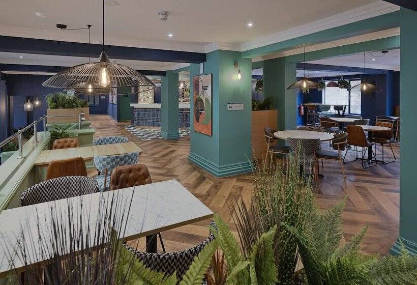 Отель Travelodge Bath Waterside