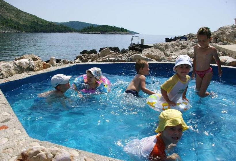 Priscapac Resort & Apartments