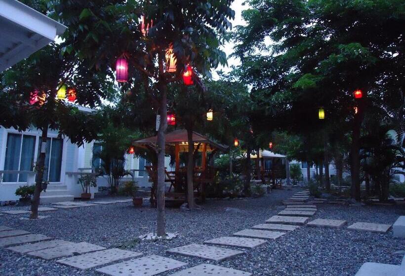 هتل Charlie S Bungalows