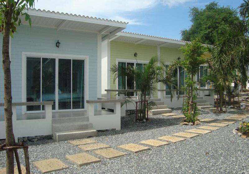 בית מלון כפרי Charlie S Bungalows