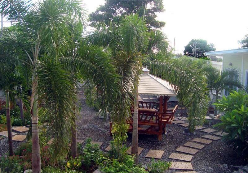هتل Charlie S Bungalows