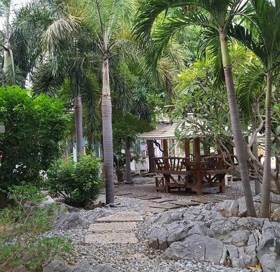 בית מלון כפרי Charlie S Bungalows