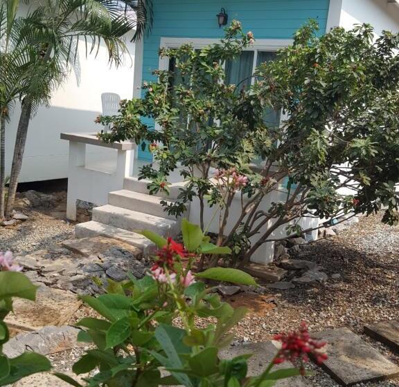 هتل Charlie S Bungalows