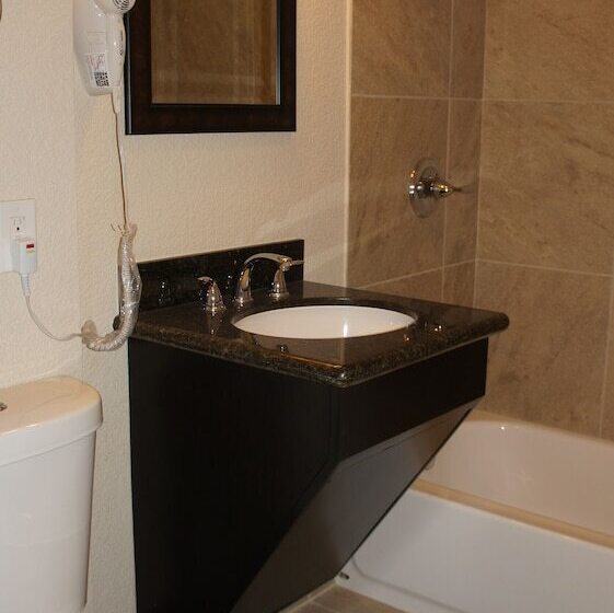 Apple Valley Hotel & Lodge