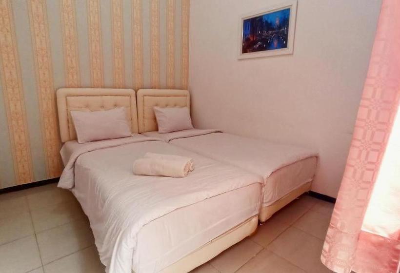 فندق Oyo 3704 Dewandaru Homestay