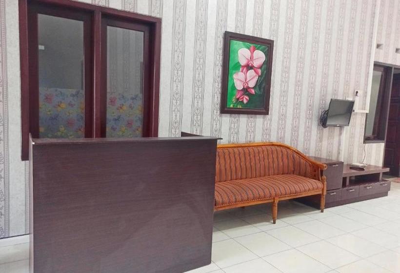 فندق Oyo 3704 Dewandaru Homestay