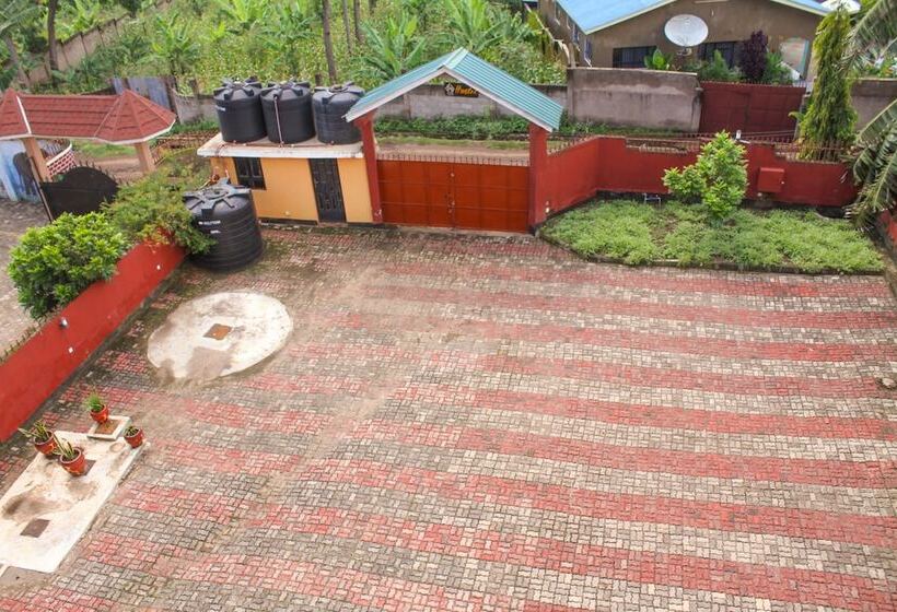 هتل Arusha Family Retreat Resort