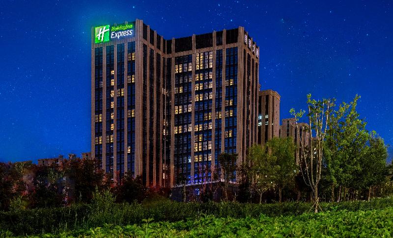 هتل Holiday Inn Express Urumqi Station By Ihg