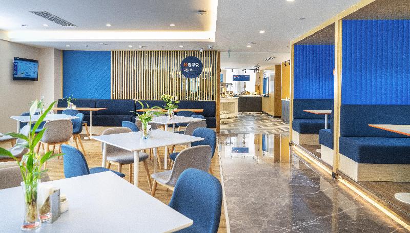 هتل Holiday Inn Express Urumqi Station By Ihg