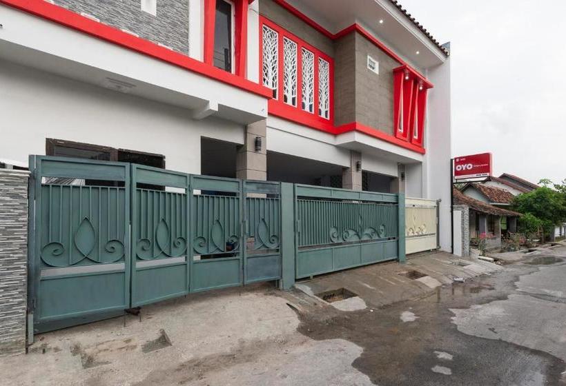 בית מלון כפרי Reddoorz Near Stadion Wilis Madiun