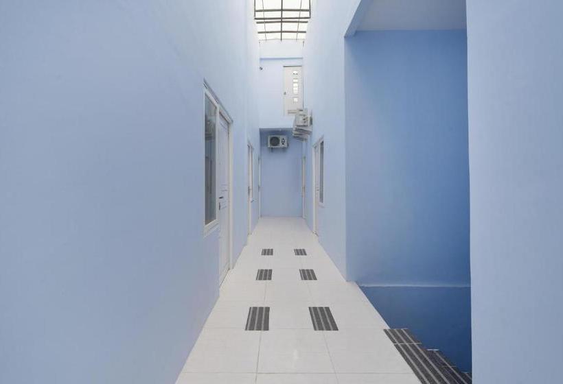 Szálloda Reddoorz Near Stadion Wilis Madiun