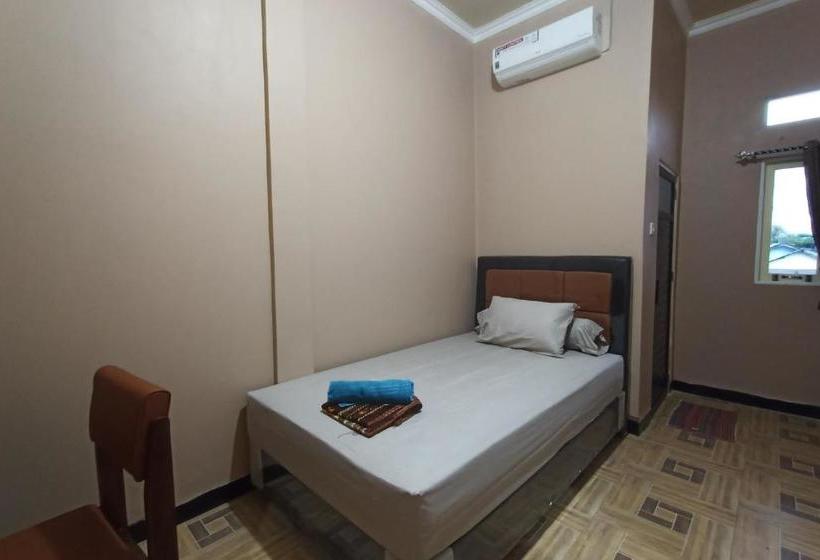 Отель Spot On 3525 Penginapan Magnolia Syariah