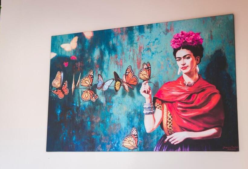 La Lola Hotel & Suites