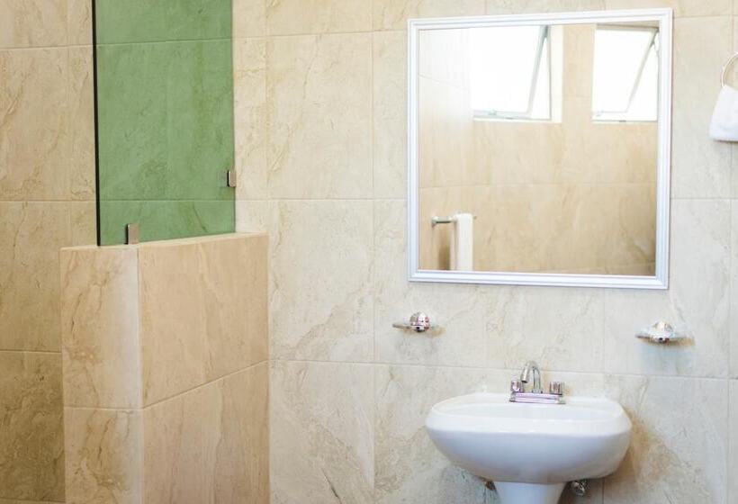 La Lola Hotel & Suites