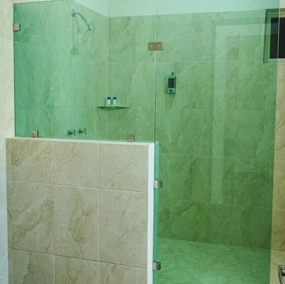 La Lola Hotel & Suites