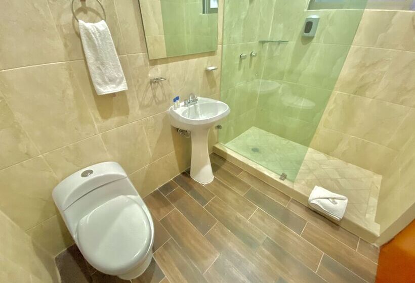 La Lola Hotel & Suites