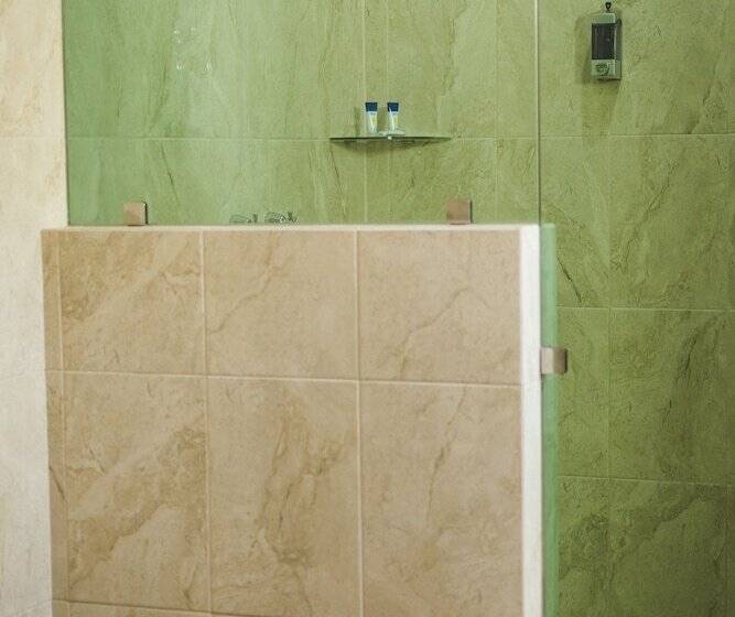 La Lola Hotel & Suites